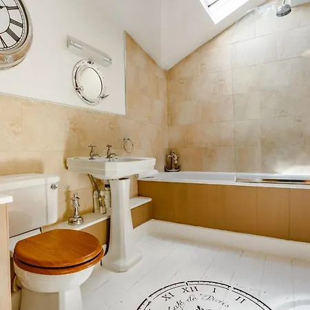 Broadrock Accommodation - Clock Cottage Chepstow Exterior photo