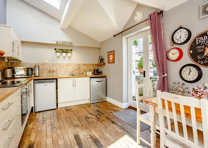 Broadrock Accommodation - Clock Cottage